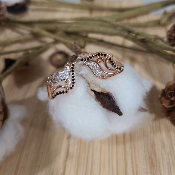 🩷🖤NEW🩷🖤EXQUISITE!! CZ Hollow Flower Lear Earrings in ROSE GOLD Plating - Picture 7 of 15